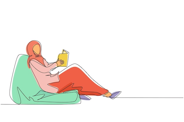 Una línea continua dibujando a una mujer árabe en el sofá en la habitación leyendo un libro descansando lee un vector de libros.