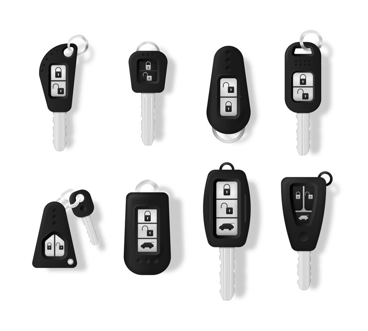 Llaves de coche aisladas sobre fondo blanco. Llave del coche y sistema de alarma.