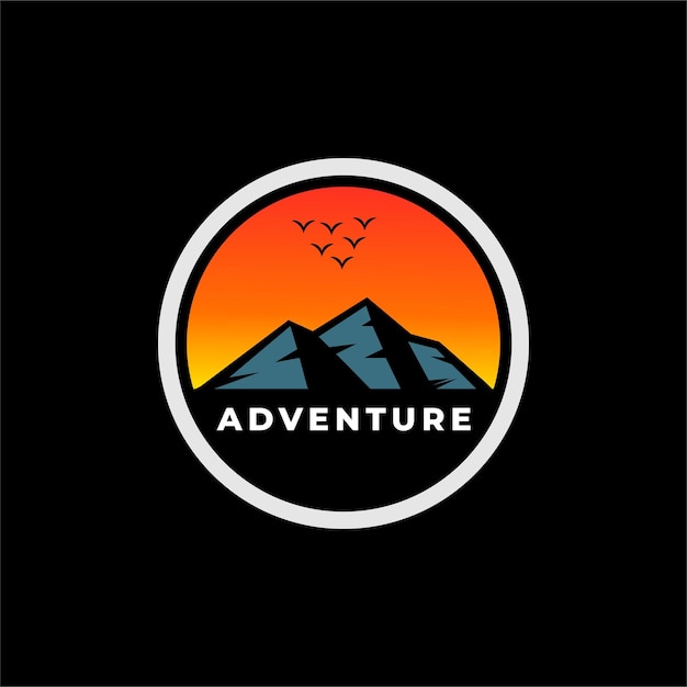 Vector logo de montañas y aventuras al aire libre en el crepúsculo