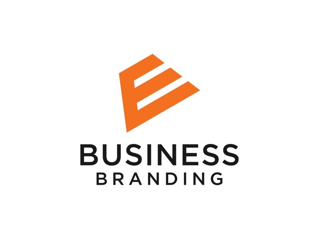 Logotipo abstracto de la letra inicial E. Estilo Origami de forma naranja aislado sobre fondo blanco.