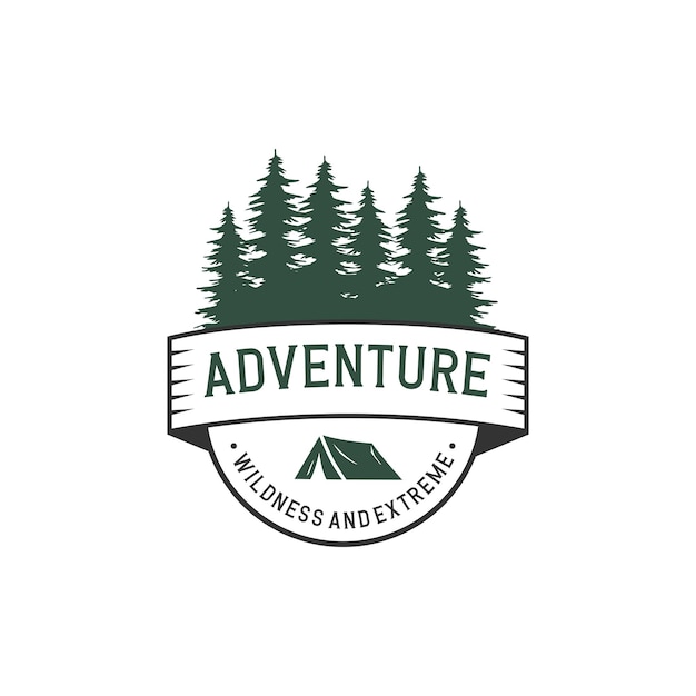 El logotipo de la aventura de la montaña La insignia de la aventura El logotipo del campamento con la montaña
