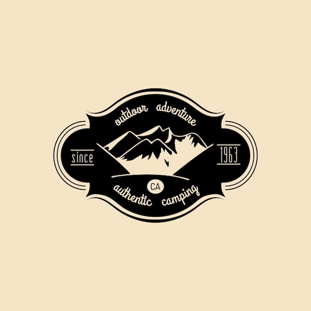 Logotipo de campamento vectorial Signo de turismo con paisaje de montaña dibujado a mano Etiqueta de insignia de emblema retro hipster de aventuras al aire libre