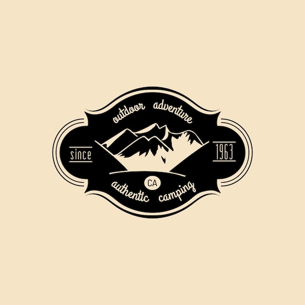 Vector logotipo de campamento vectorial signo de turismo con paisaje de montaña dibujado a mano etiqueta de insignia de emblema retro hipster de aventuras al aire libre