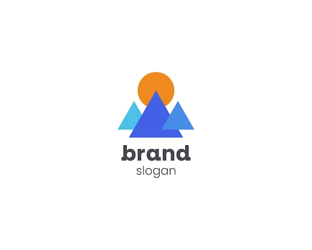 El logotipo creativo de la montaña de triángulo simple