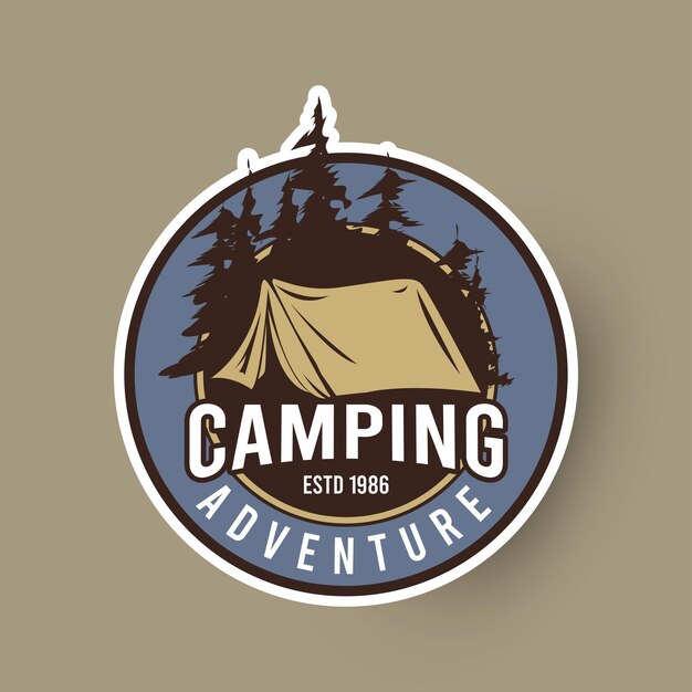 El logotipo del emblema retro de la aventura de camping