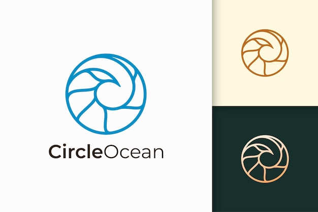 El logotipo del mar u océano en forma de círculo simple representa la playa o el surf