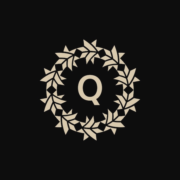 Logotipo del marco de círculo de borde ornamental con la letra inicial Q.