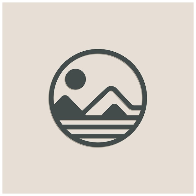 un logotipo para una montaña y una playa