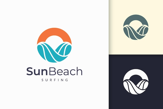 Logotipo de océano o mar en onda de agua abstracta y sol representan aventura