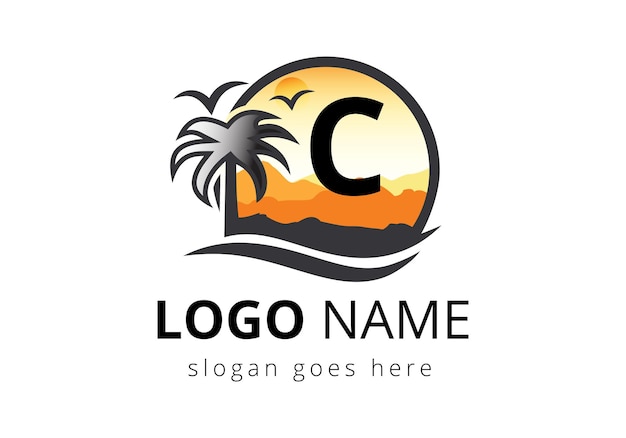 Logotipo de la playa en la letra C Signo vectorial del atardecer Logotipo de viaje de verano Logotipo de la playa Mar del atardecer Logotipo de diseño Vector