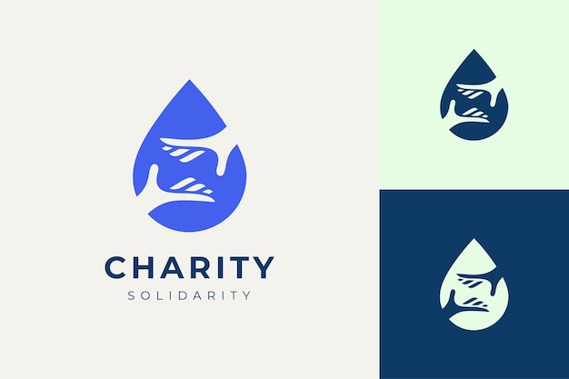 Logotipo de solidaridad o caridad en la mano y forma de gota de agua