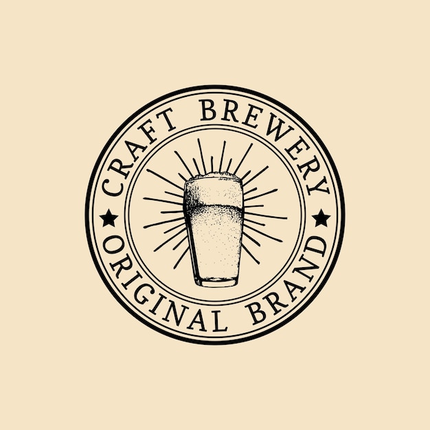 Logotipo de vaso de cerveza kraft icono de cervecería antigua signo retro de taza de cerveza ilustración de cerveza esbozada a mano etiqueta o insignia vintage vectorial