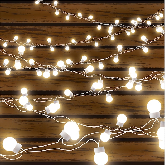 Luces de Navidad aisladas sobre fondo de madera oscura Guirnalda de resplandor Bombillas de Navidad de resplandor vectorial en cables