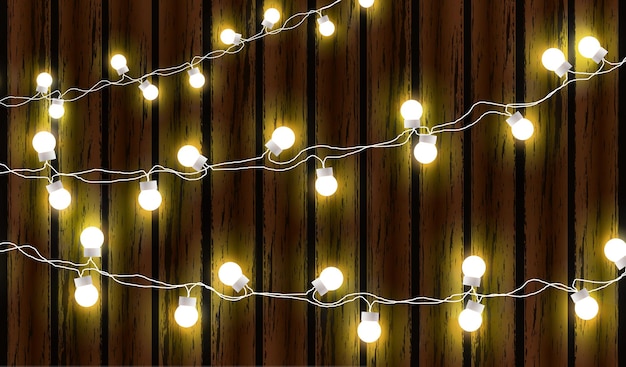 Luces de Navidad aisladas sobre fondo de madera oscura Guirnalda de resplandor Bombillas de Navidad de resplandor vectorial en cables