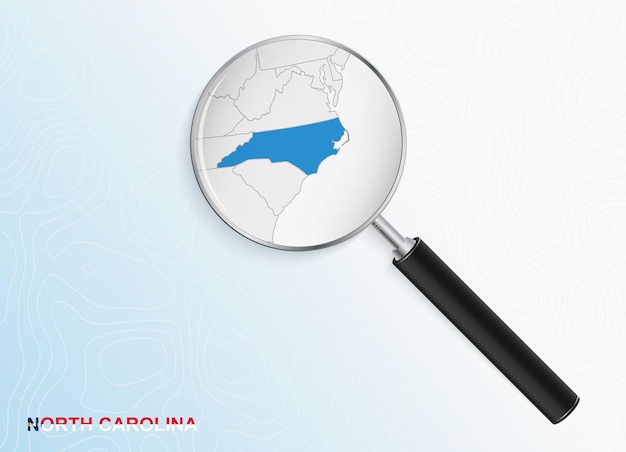 Lupa con mapa de Carolina del Norte sobre fondo topográfico abstracto.