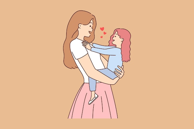Madre sonriente sosteniendo a su pequeña hija en las manos