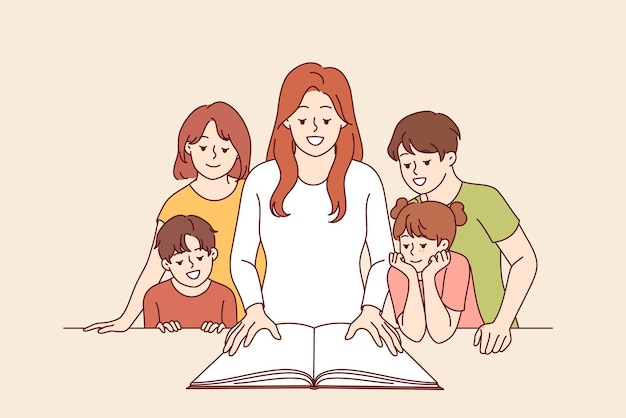 La maestra muestra un libro interesante a los niños felices y sonríe alegremente dando conocimiento a los niños