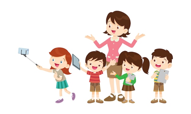 maestros y niños que aprenden cursos de educación en tecnología informática