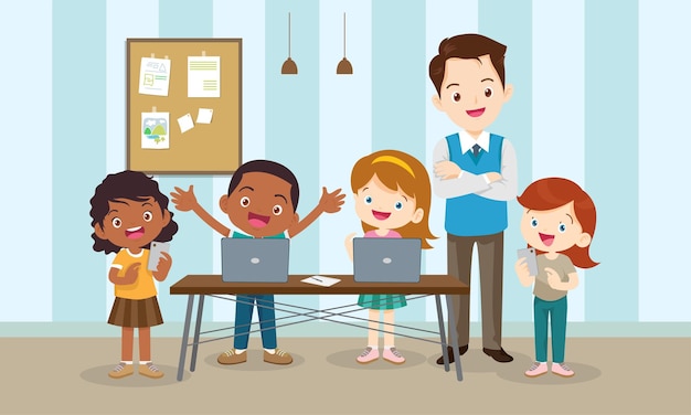 maestros y niños que aprenden cursos de educación en tecnología informática