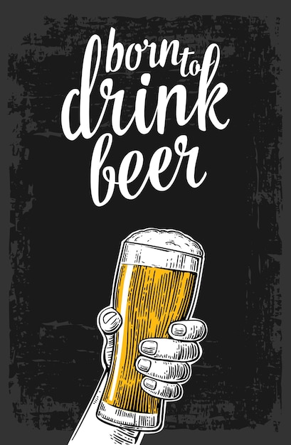Mano masculina sosteniendo un vaso de cerveza