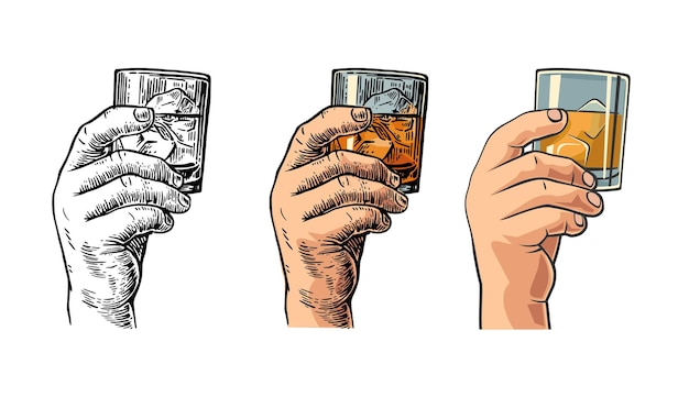 Mano masculina sosteniendo un vaso con whisky y cubitos de hielo