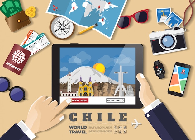 Mano que sostiene el destino de viaje de reserva de tableta inteligente. Lugares famosos de chile.