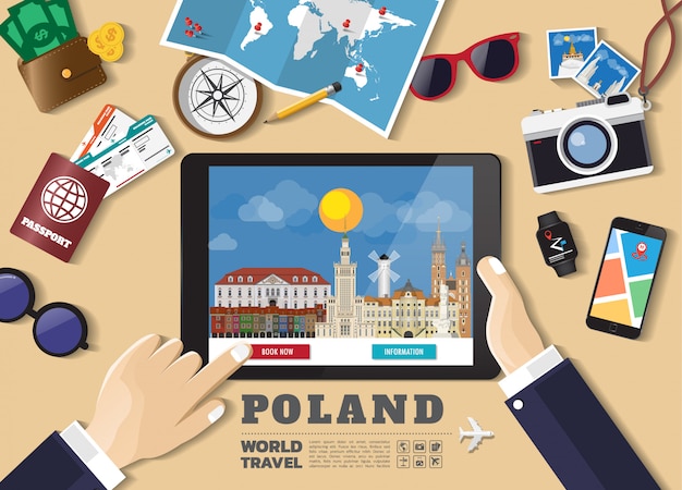 Mano que sostiene el destino de viaje de reserva de tableta inteligente. Lugares famosos de Polonia