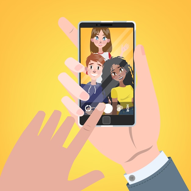 Mano sujetando el teléfono inteligente y viendo fotos con amigos en la galería