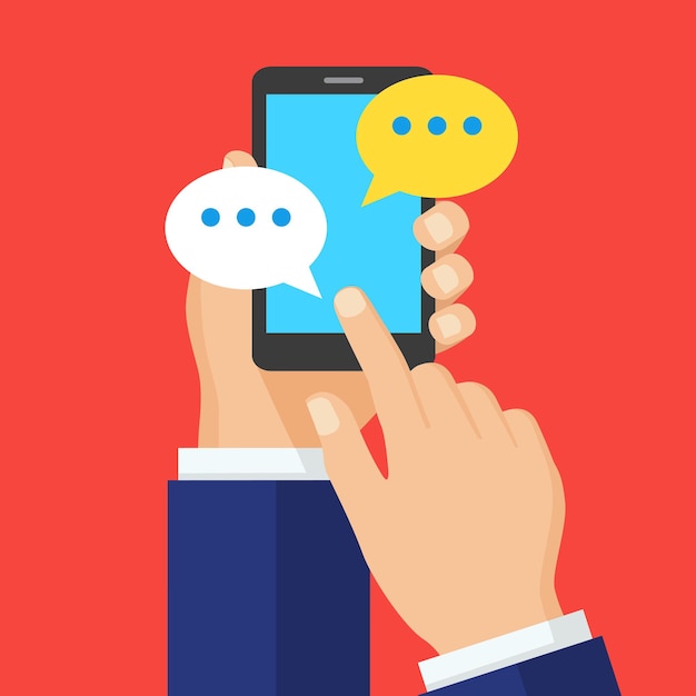 Mano con teléfono inteligente y discursos de burbujas de chat Concepto de conversación en línea