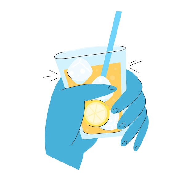 Mano con un vaso de limonada con pajita, con hielo y limón.
