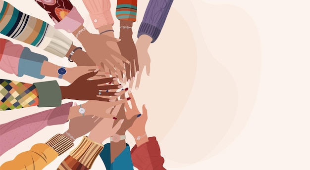 Manos apiladas en un círculo de mujeres multiculturales Diversidad inclusión igualdad poder o empoderamiento de las niñas concepto Día Internacional de la Mujer Concienciación sobre el cáncer de mama
