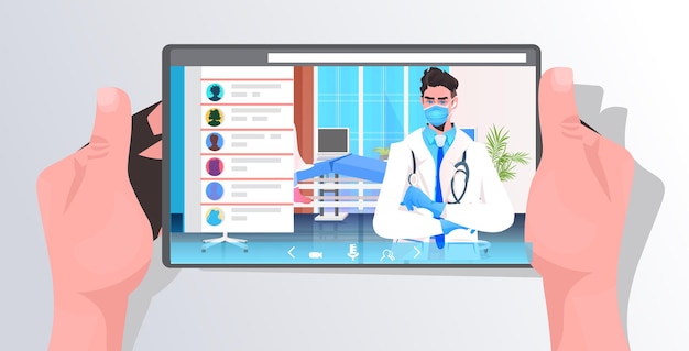 Manos humanas con tableta con dotor masculino en pantalla consulta en línea concepto de pandemia covid-19