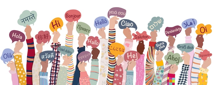Vector manos levantadas de niños y adolescentes multiculturales sosteniendo burbujas de discurso con idiomas de texto hola