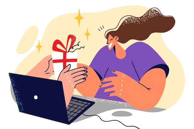 Manos con regalo que sobresalen de la computadora portátil recompensan a la mujer que ganó un concurso de Internet o desea un feliz cumpleaños