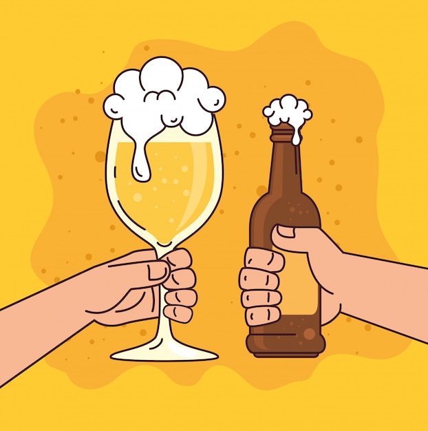 Manos sosteniendo cervezas en copa y botella, sobre fondo amarillo