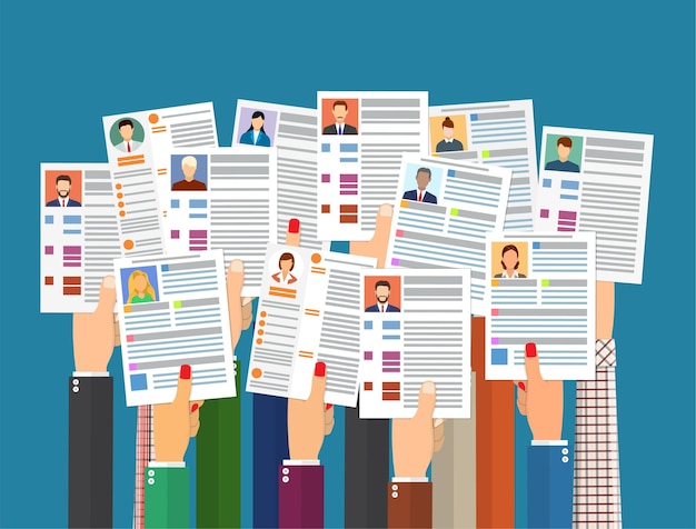 Manos sosteniendo documentos de currículum cv