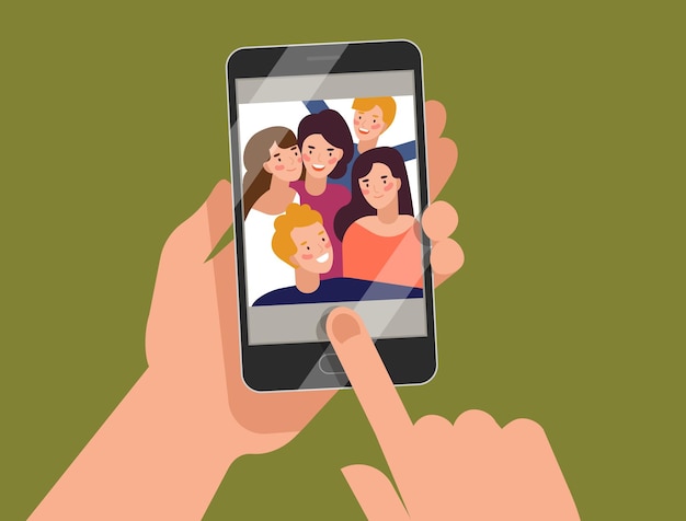 Manos sosteniendo un teléfono inteligente con jóvenes hombres y mujeres sonrientes que se muestran en la pantalla. Amigos tomando selfie, grupo de gente feliz fotografiándose. Ilustración de vector de dibujos animados de colores planos.