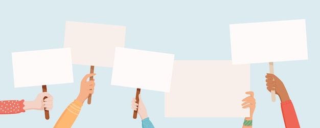 Las manos sostienen varios carteles y pancartas en una protesta