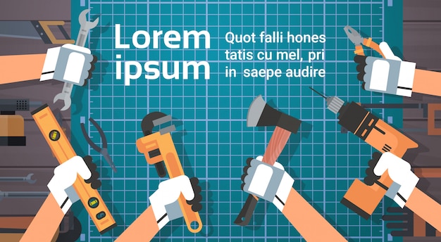 Manos sujetando herramientas de reparación y construcción de equipos de trabajo