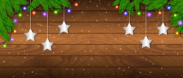 Marco creativo hecho de ramas de abeto de Navidad sobre fondo de madera con luces de Navidad. Tema de Navidad y año nuevo