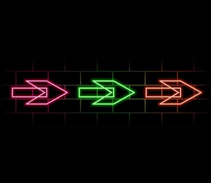 Vector marco de neón conjunto de flechas de neón de diferentes colores líneas brillantes láser en un fondo oscuro neón