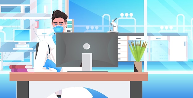 Médico varón sentado en el lugar de trabajo médico especialista en máscara con monitor de computadora en línea