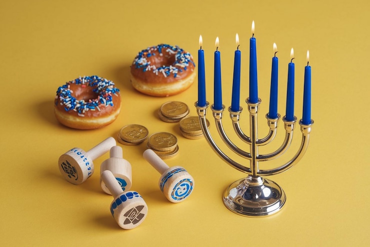 Vector una menorá azul con velas y una vela azul que dice rosquillas