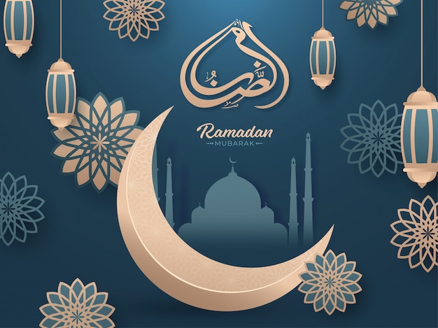Mes sagrado islámico con texto caligráfico árabe ramadan mubarak, luna creciente, mezquita de papel, linternas colgantes y flores sobre fondo azul turquesa.