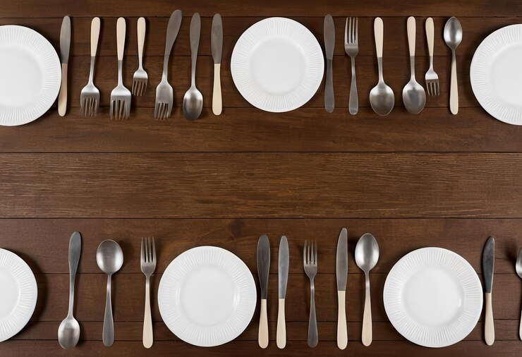 Vector una mesa con muchos platos y cubiertos en ella