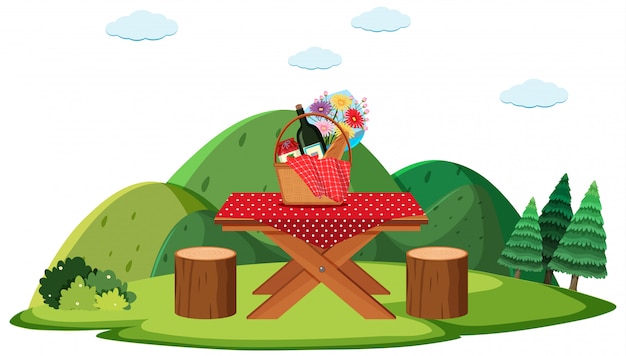 Mesa de picnic con comida en el campo.
