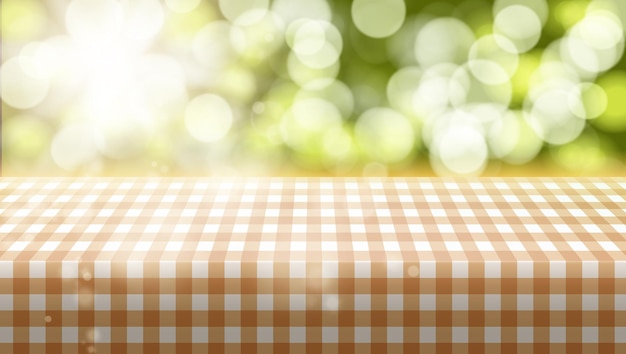 Mesa de picnic cubierta con mantel sobre fondo borroso