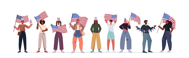 Vector mezclar gente de raza con sombreros festivos sosteniendo banderas de estados unidos celebrando, 4 de julio banner del día de la independencia americana