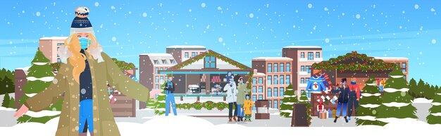 Mezclar personas de raza caminando en el mercado navideño hombres mujeres con máscaras para prevenir la pandemia de coronavirus concepto de celebración de vacaciones de invierno ilustración vectorial horizontal de longitud completa