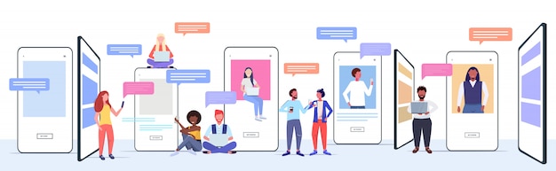mezclar personas de raza que usan aplicaciones de chat en dispositivos digitales concepto de comunicación de burbuja de chat de red social